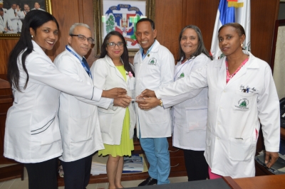 El doctor Frank Soto junto a doctores Dora Lantigua, Luis Vargas, Felicia Santos, licenciada Lucia Mateo y la técnico-auxiliar Raysa Ramírez; integrantes del departamento de Nefrología del hospital.