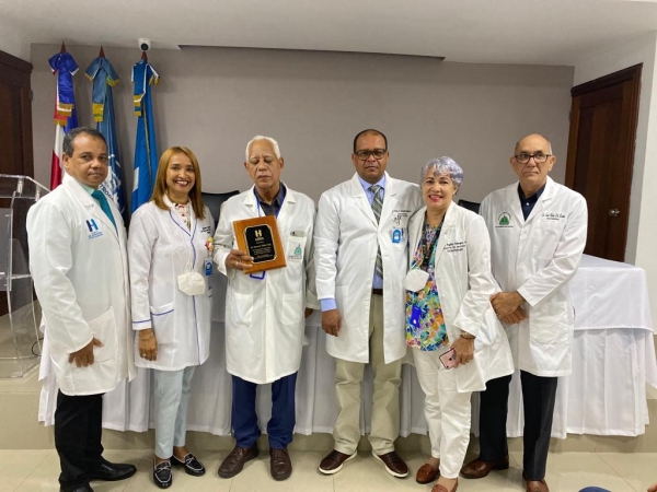 Hospital Marcelino Vélez reconoce trayectoria de médicos