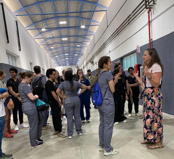 Médicos de EE. UU. visitan hospital Marcelino Vélez