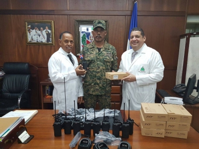 Frank Soto, entregó 30 radios portátiles de comunicación al departamento de Seguridad