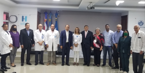 Voluntariado sostiene encuentro con autoridades del hospital Marcelino Vélez Santana.