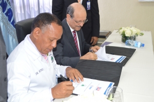 Hospital e INABIE firman convenio para facilitar salud a estudiantes de escuelas p&uacute;blicas