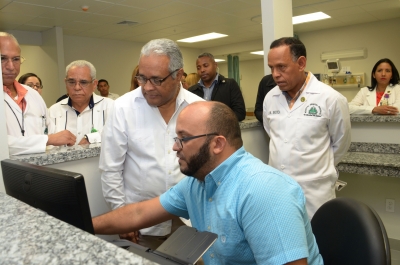 Ministro de Salud visita Hospital Marcelino Vélez Santana