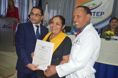 Entrega de certificados a empleados del Hospital Marcelino Vélez Santana por parte del INFOTEP